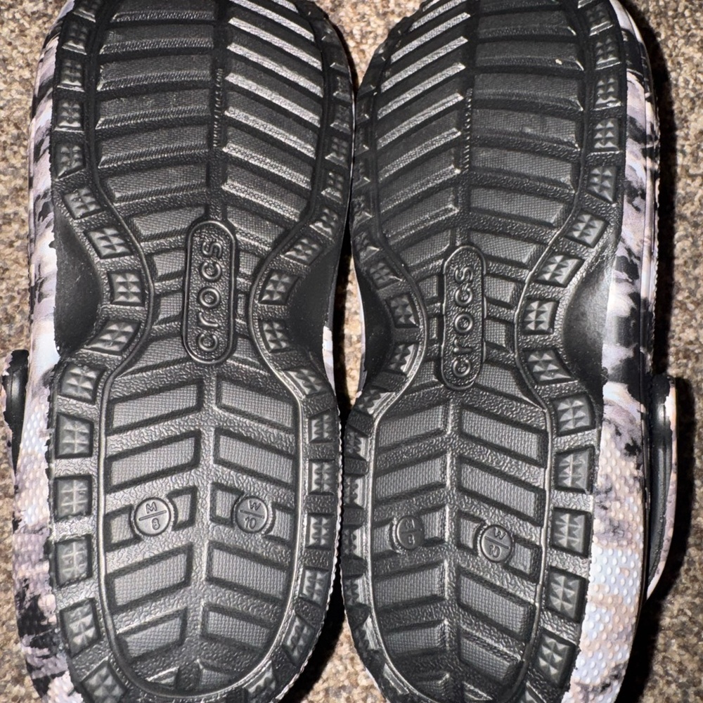 Crocs Marble-Patterned Lined Clogs In Black And C… - image 4